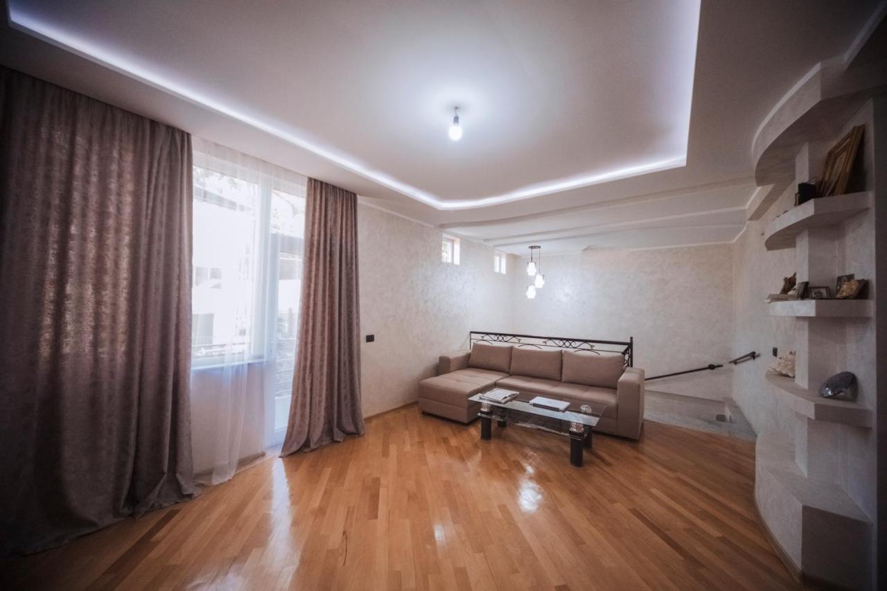 Makos Guest House クタイシ エクステリア 写真